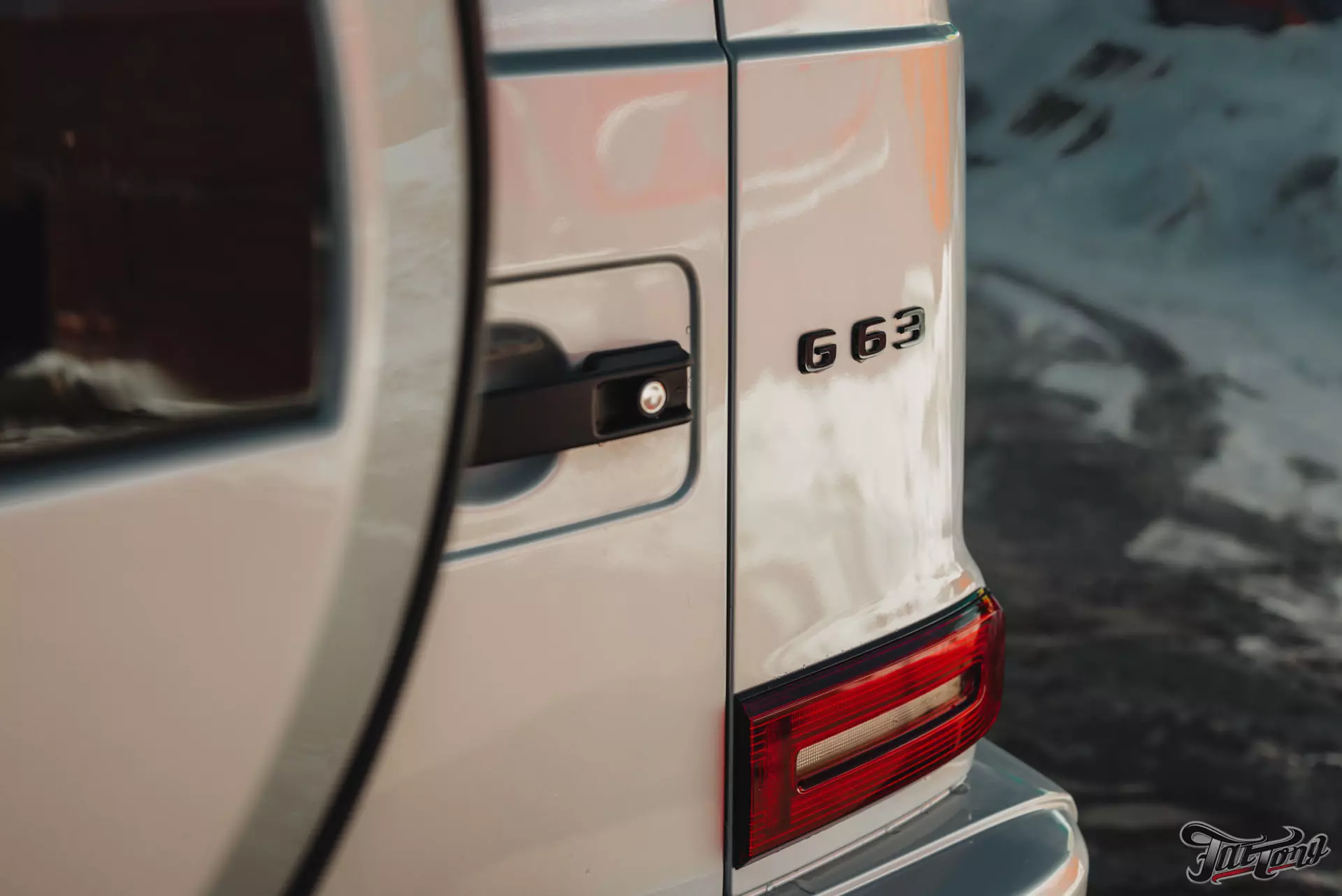 Mercedes G-class. Оклейка в матовый полиуретан. Защита оптики глянцевым полиуретаном. Шумоизоляция дверей. Установка доводчиков дверей